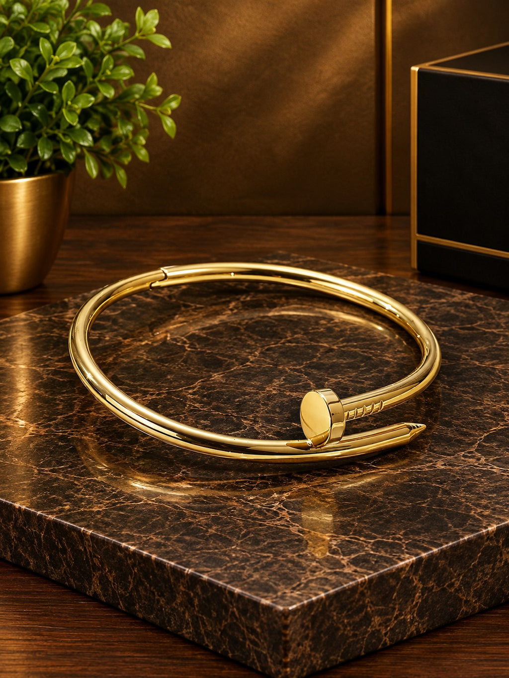 Nail Bracelet Golden Clover